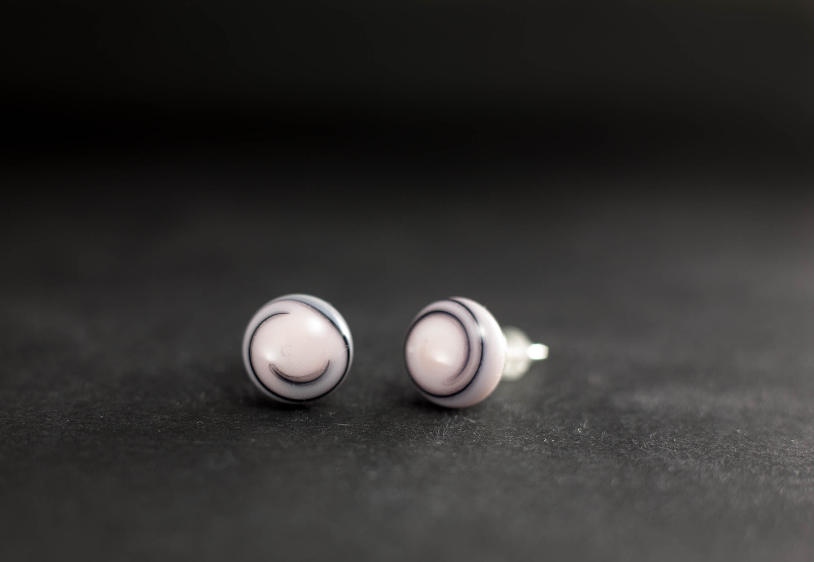 Naušnice Točkice roza pastel s crnom spiralom